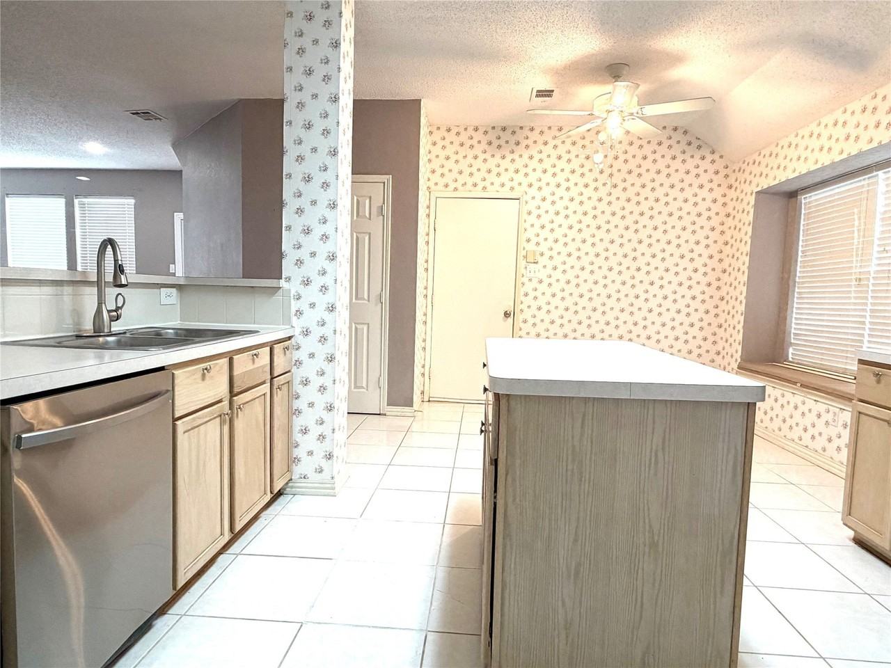 1618 Arbor Creek Dr - Photo 5 of 21