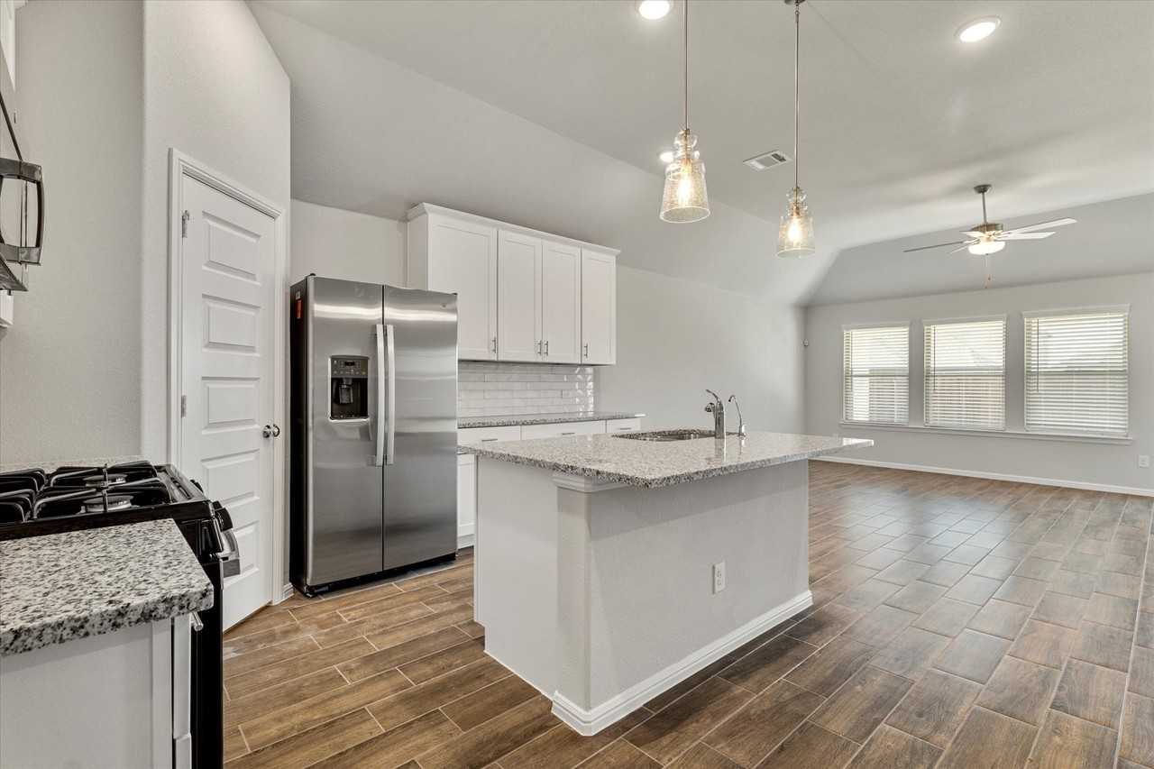 425 Kingsbury Ave - Photo 2 of 24