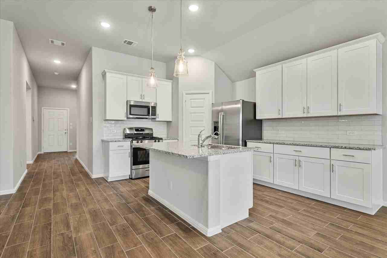 425 Kingsbury Ave - Photo 3 of 24