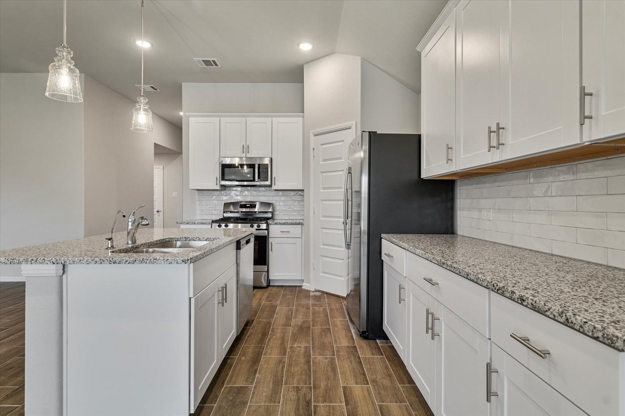 425 Kingsbury Ave - Photo 4 of 24