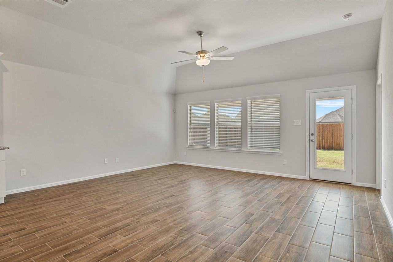 425 Kingsbury Ave - Photo 5 of 24