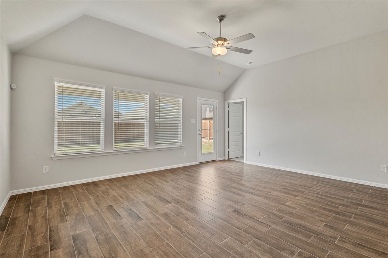 425 Kingsbury Ave - Photo 6 of 24