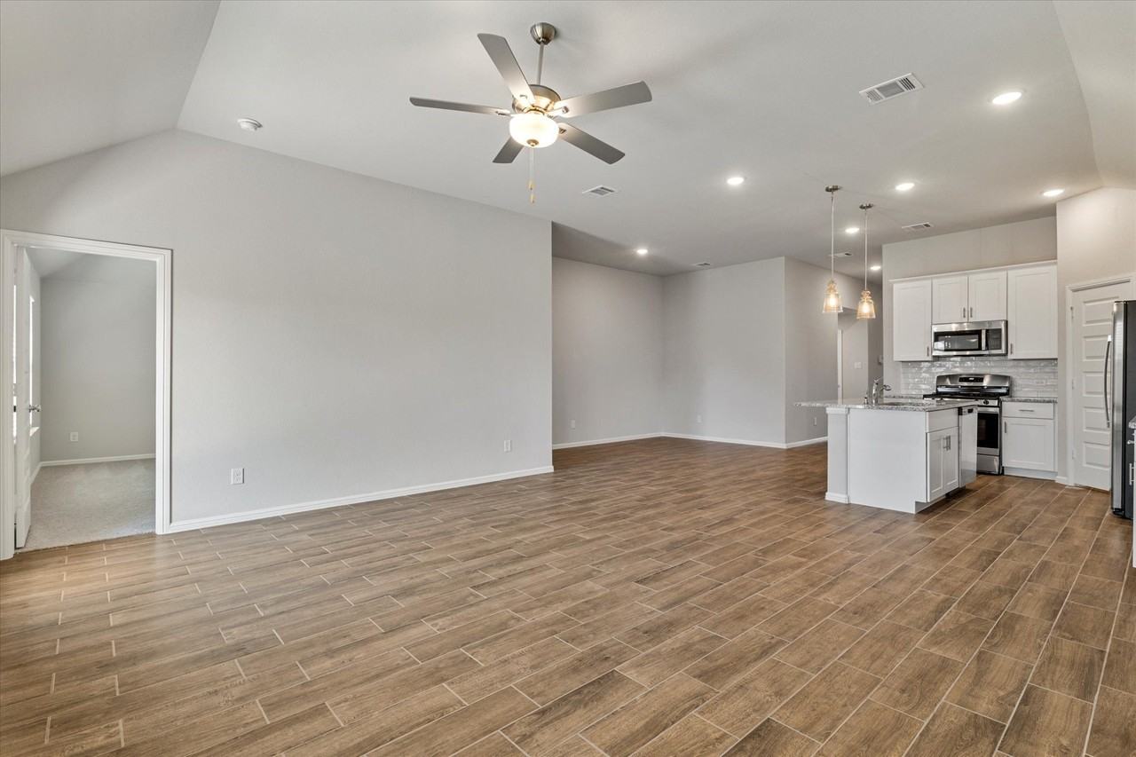425 Kingsbury Ave - Photo 7 of 24