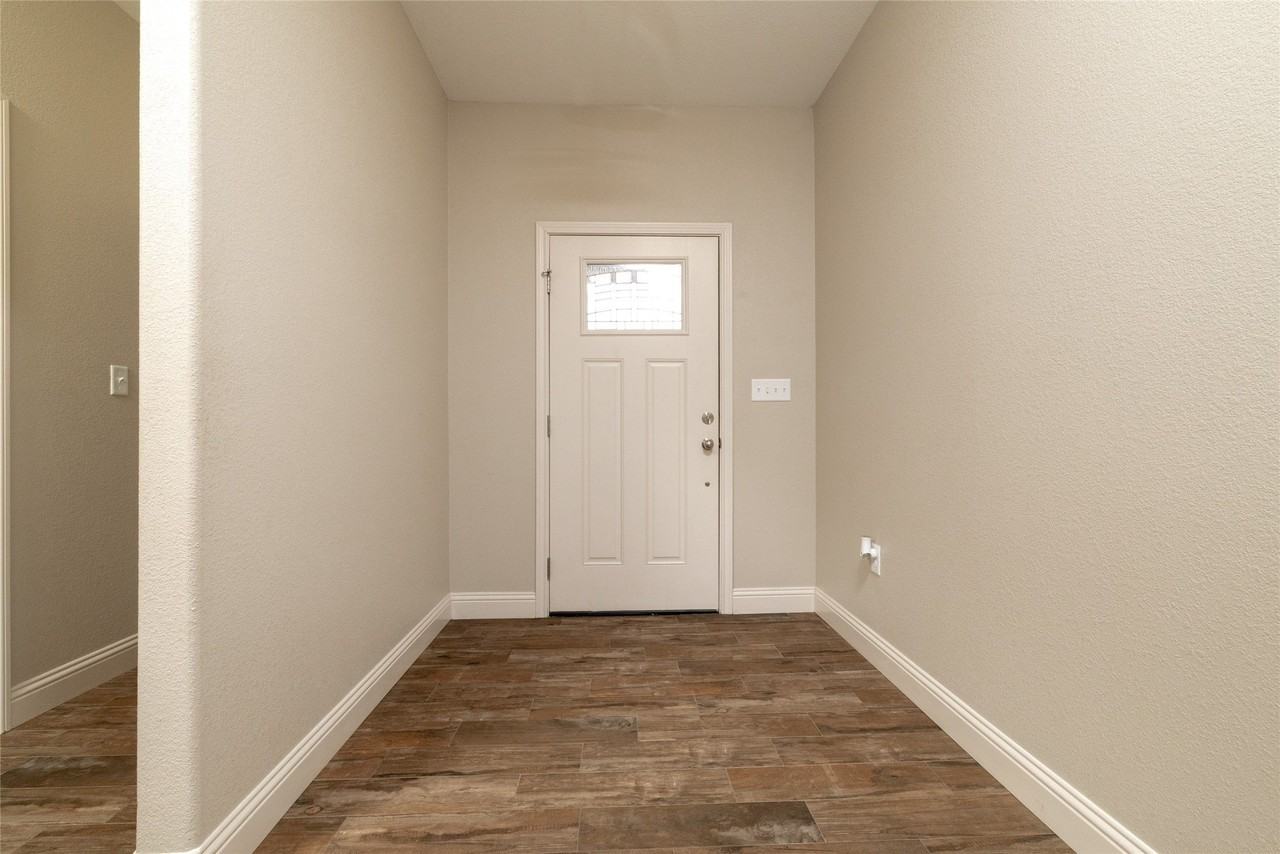 405 Titus Dr - Photo 5 of 40