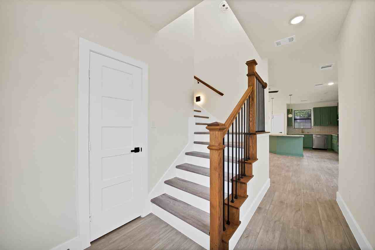 2925 River Ridge Ct - Photo 3 of 37