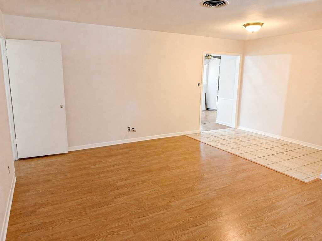 5720 Walla Ave - Photo 4 of 19