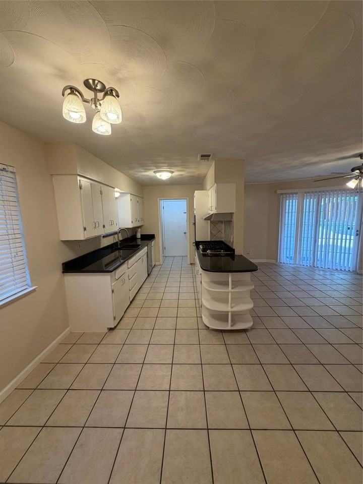 2323 Springhill Dr - Photo 5 of 18