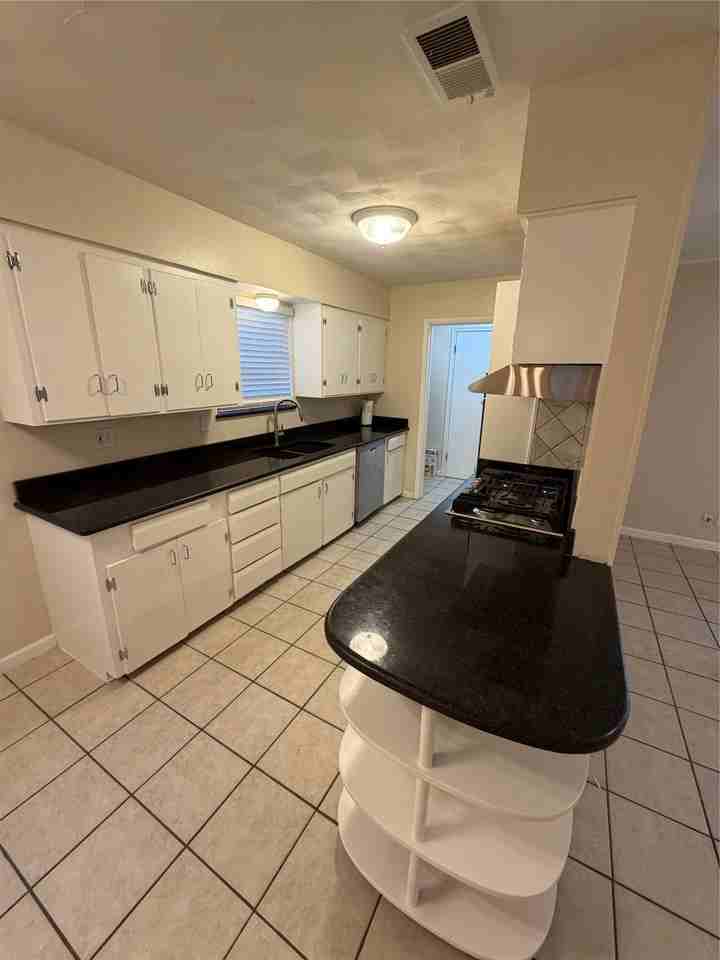 2323 Springhill Dr - Photo 6 of 18