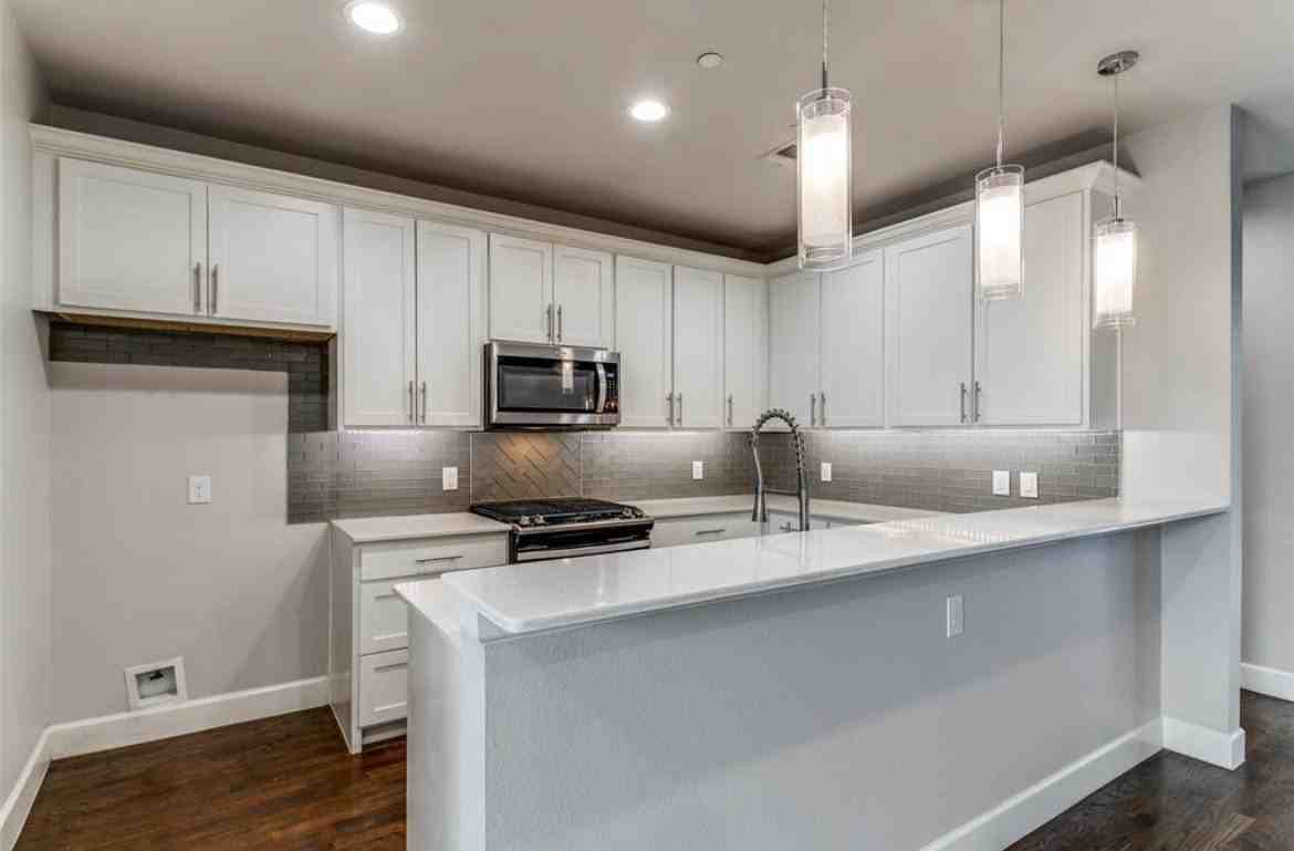 2016 N Fitzhugh Ave #104 - Photo 5 of 9