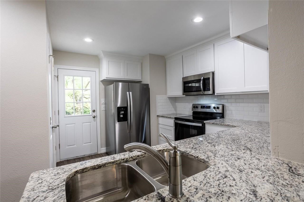 430 E Hull St - Photo 5 of 13