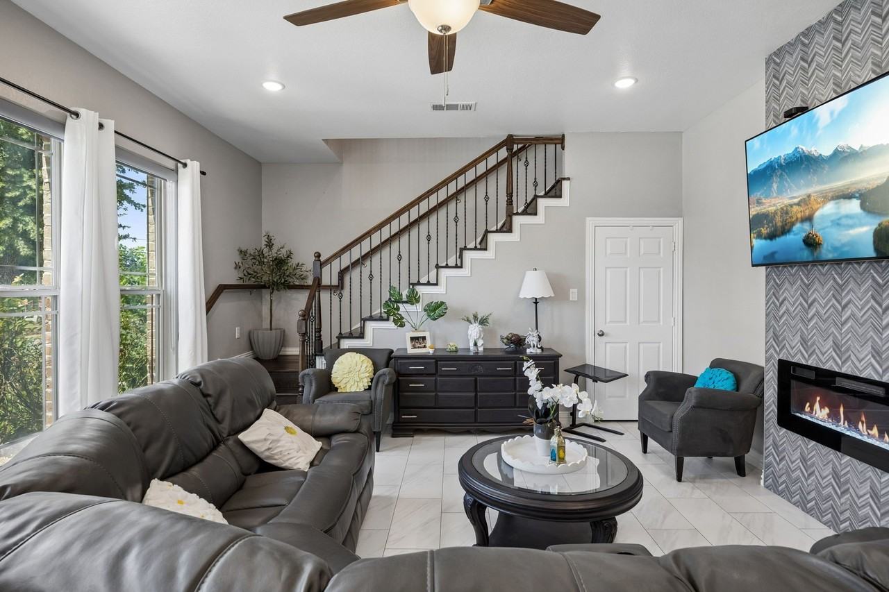 431 W Pioneer Dr - Photo 4 of 36