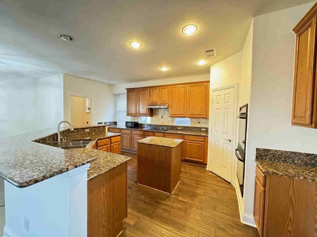 4531 Oak Shores Dr - Photo 7 of 32