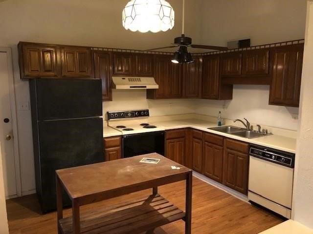 2900 Myrtlewood Ln - Photo 3 of 8