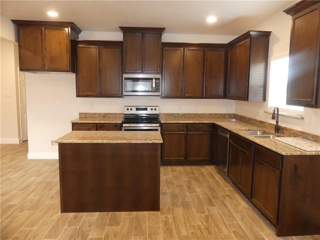 1122 Oneal St - Photo 4 of 17