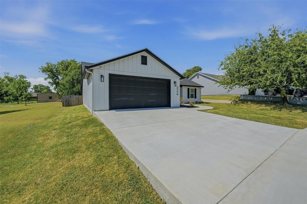 324 Hillcroft Rd - Photo 2 of 28