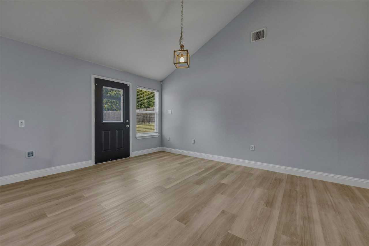 324 Hillcroft Rd - Photo 3 of 28