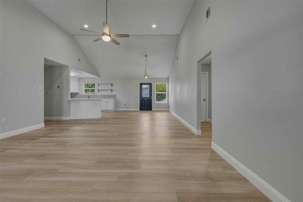 324 Hillcroft Rd - Photo 4 of 28