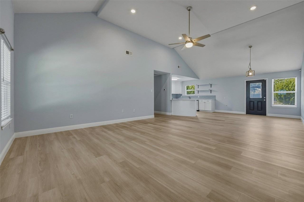 324 Hillcroft Rd - Photo 5 of 28