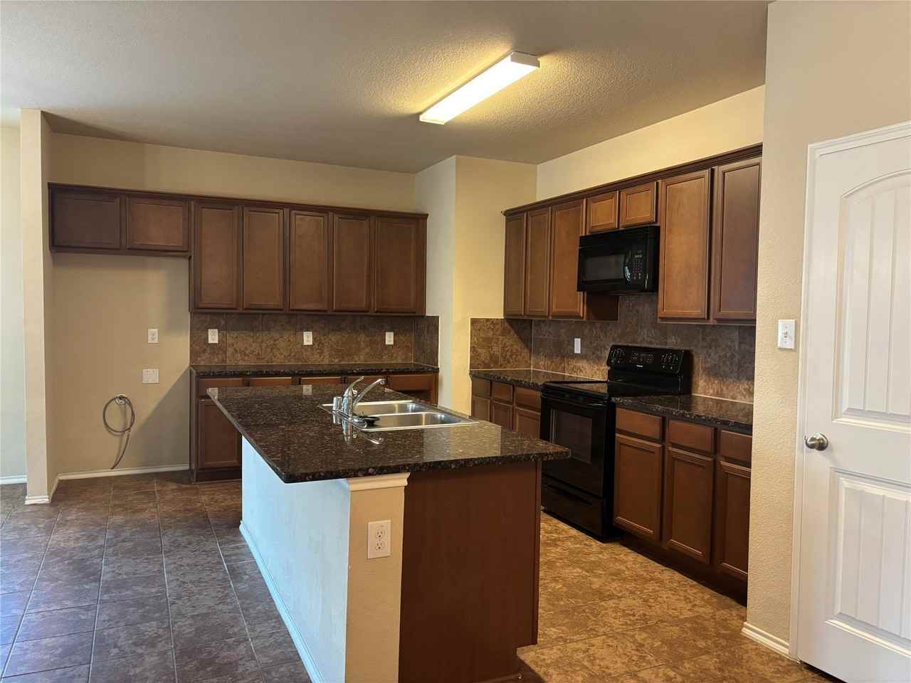 1122 Bellevue Dr - Photo 4 of 17