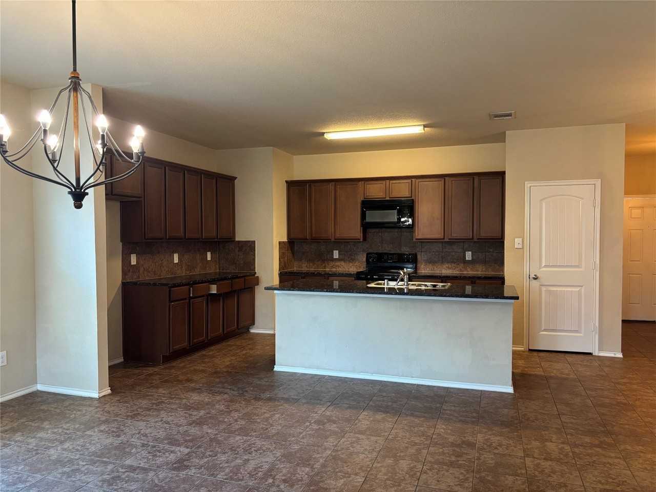 1122 Bellevue Dr - Photo 5 of 17