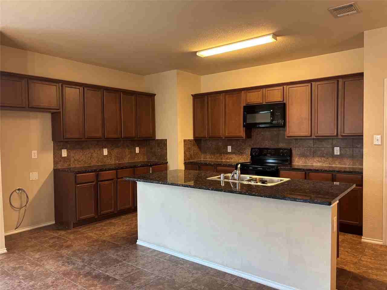 1122 Bellevue Dr - Photo 7 of 17