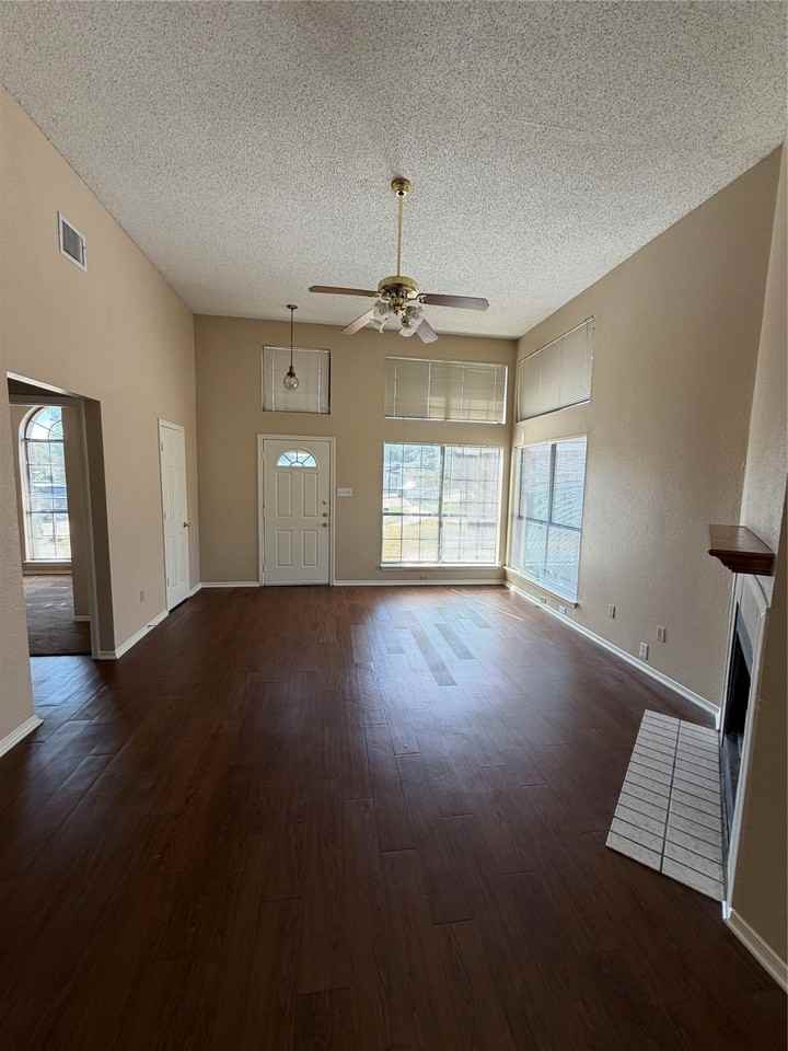 425 Horse Shoe Bnd - Photo 2 of 7