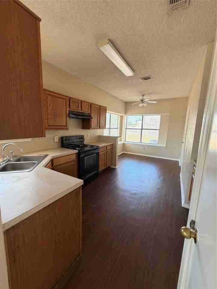 425 Horse Shoe Bnd - Photo 3 of 7
