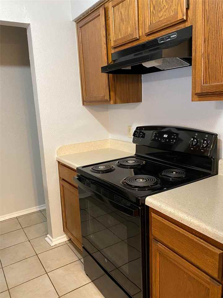 8701 Holly St - Photo 4 of 10