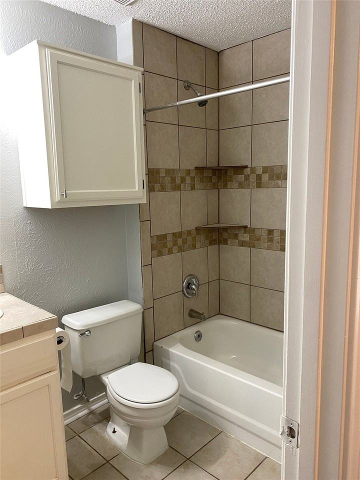 8701 Holly St - Photo 5 of 10