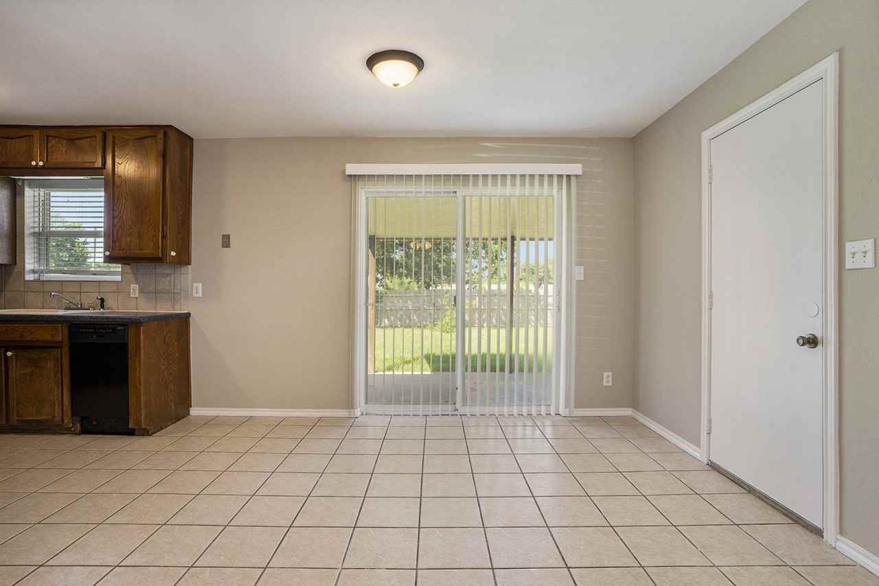 826 Meadowlark Cir - Photo 5 of 19