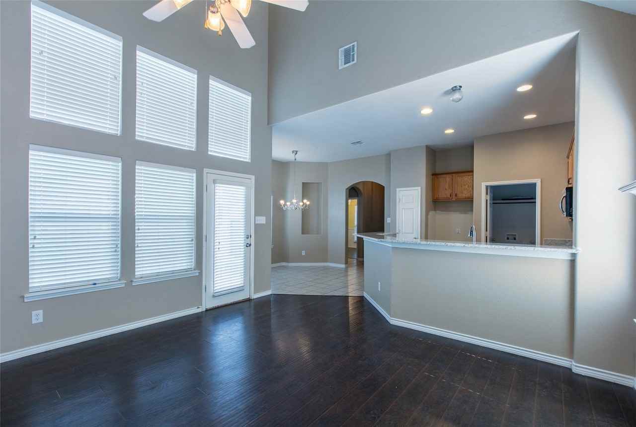 1812 Forsythe Dr - Photo 3 of 28
