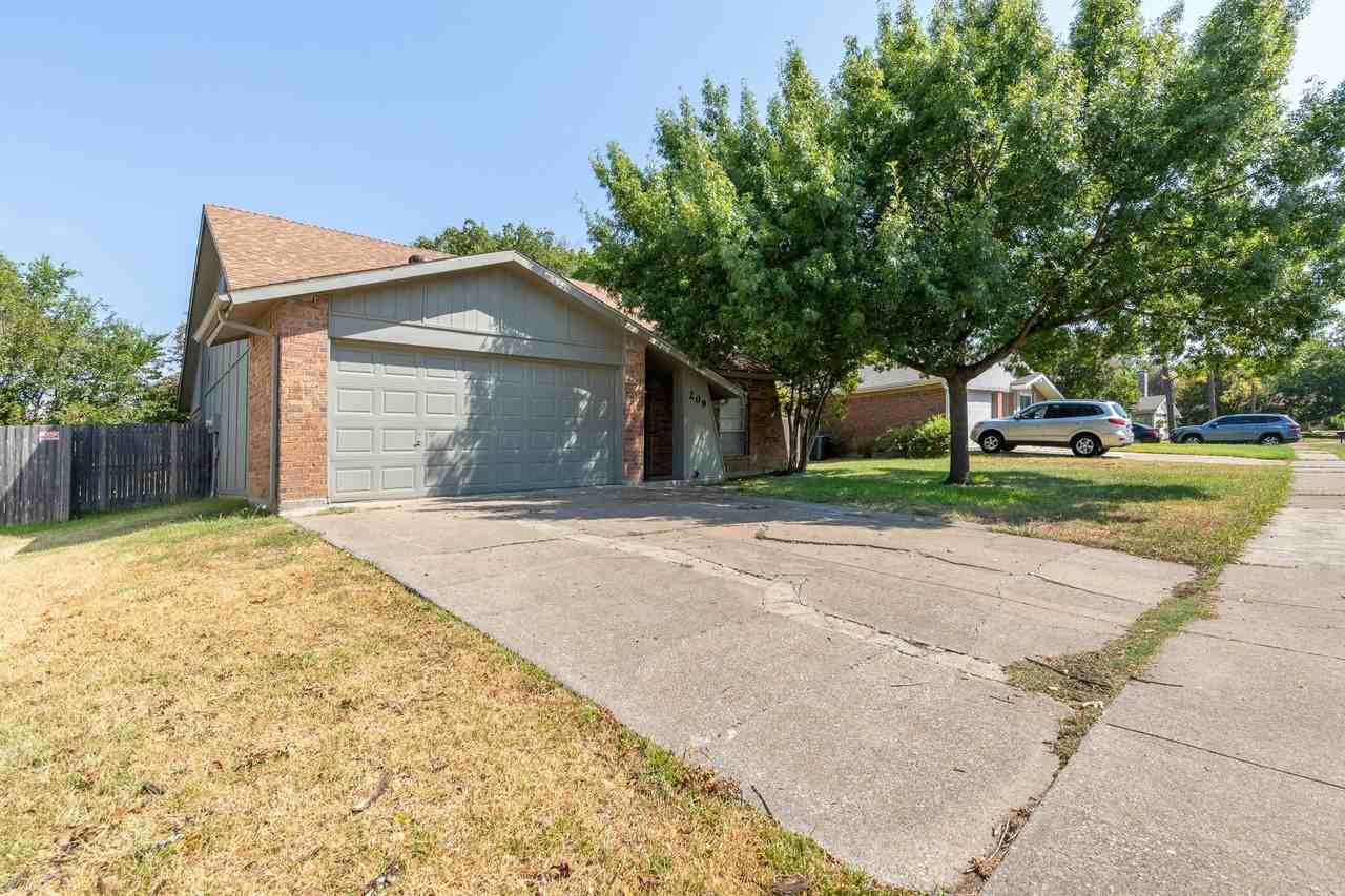 209 Pebblebrook St - Photo 2 of 29