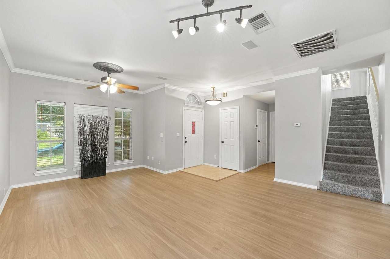 1801 Overland St - Photo 4 of 18