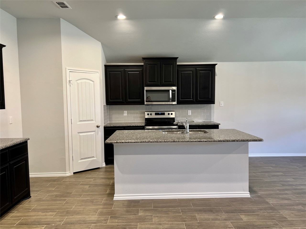 3504 Tahiti Ln - Photo 4 of 21