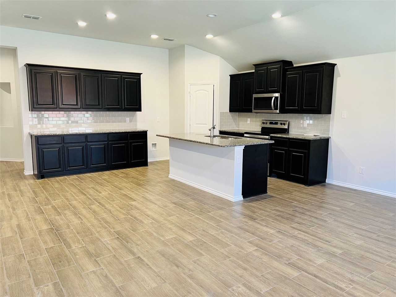 3504 Tahiti Ln - Photo 5 of 21