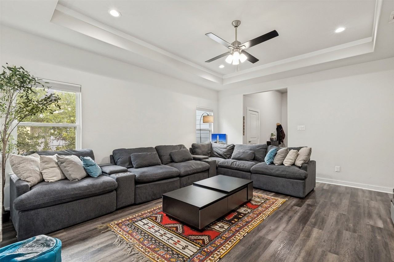 2547 Fatima Ave - Photo 4 of 24