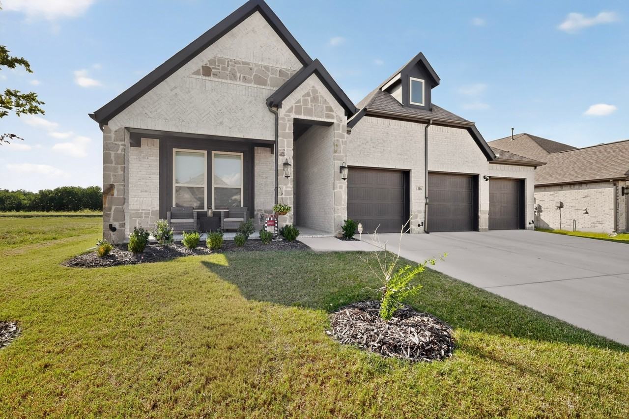 1116 Alaska Dr - Photo 4 of 35