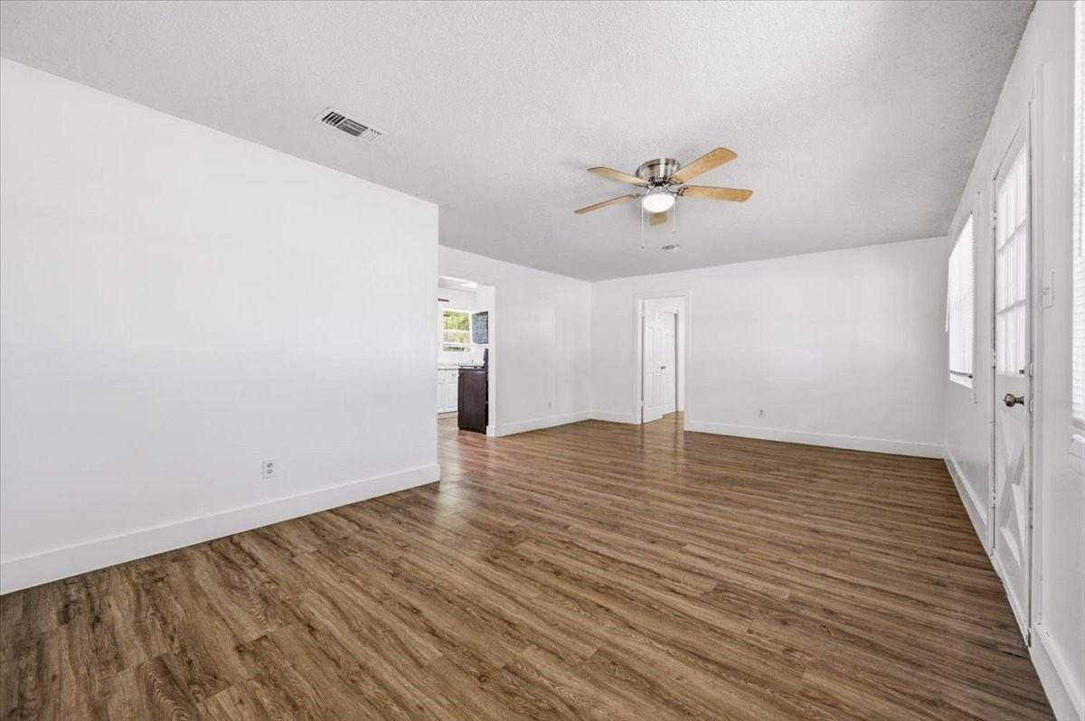 104 Parker St - Photo 4 of 33