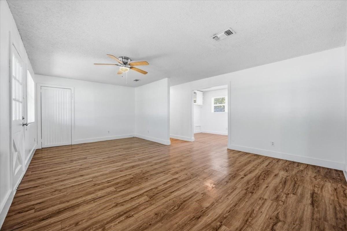 104 Parker St - Photo 5 of 33