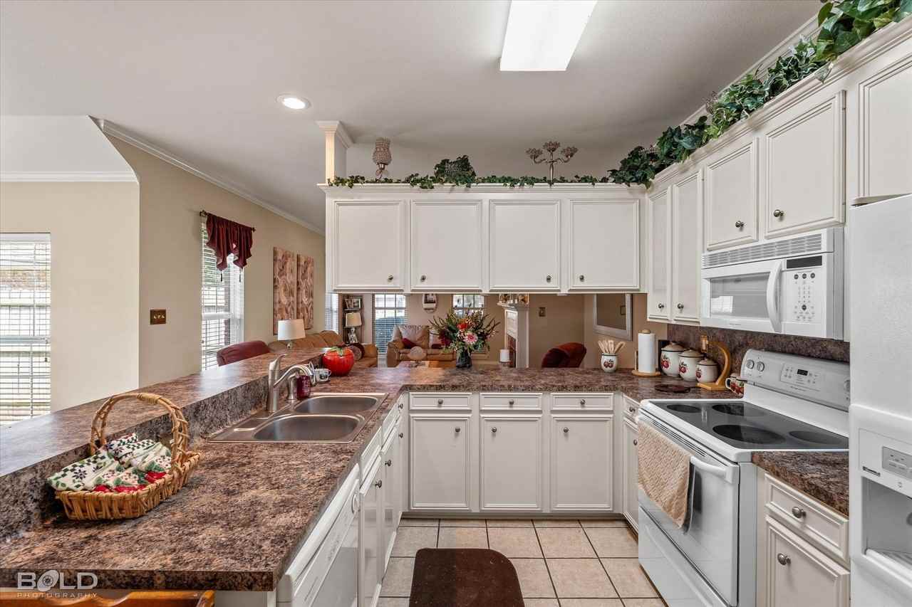 6004 Kateland Cir - Photo 3 of 36