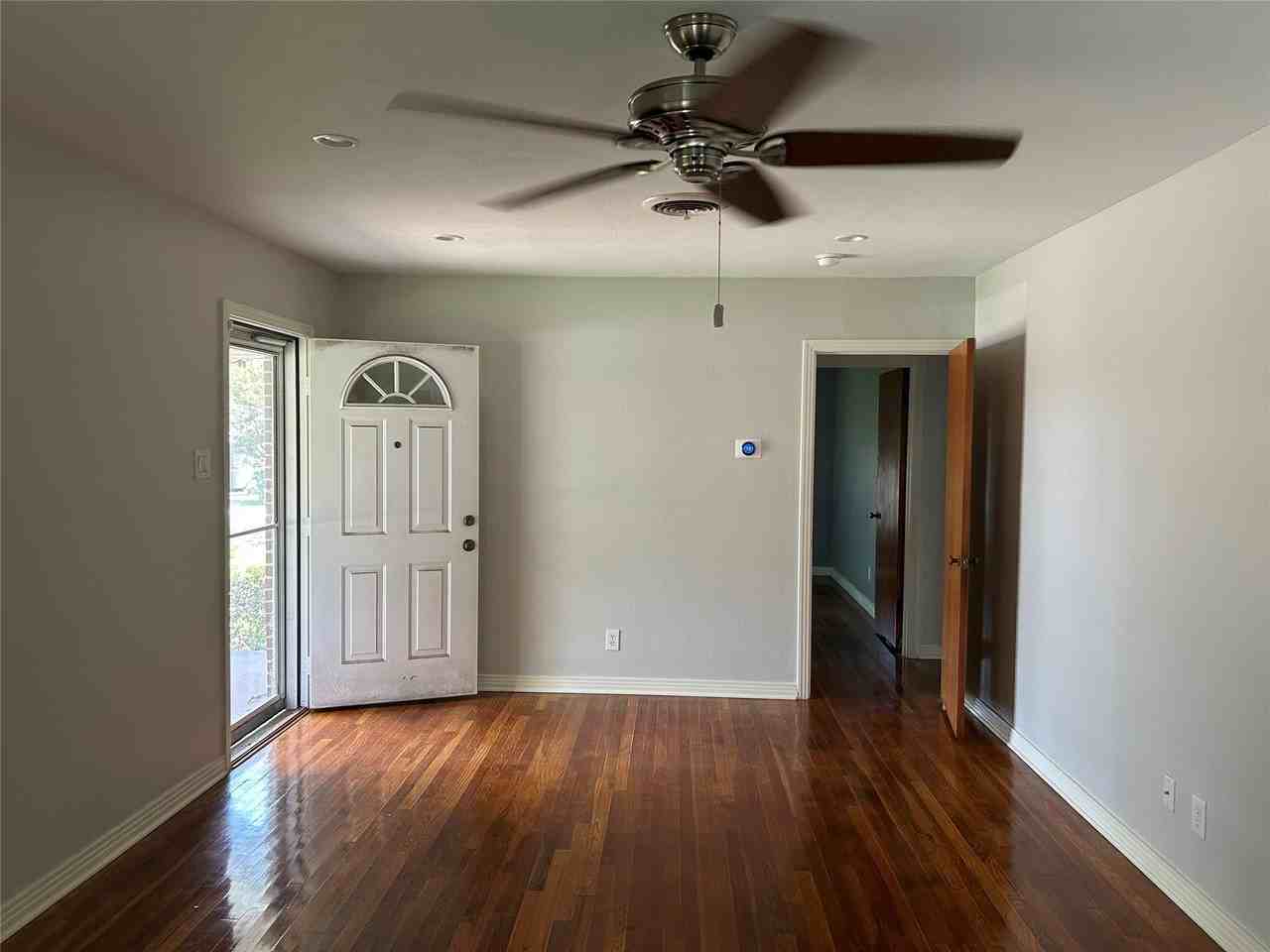 1202 Overhill Dr - Photo 2 of 10