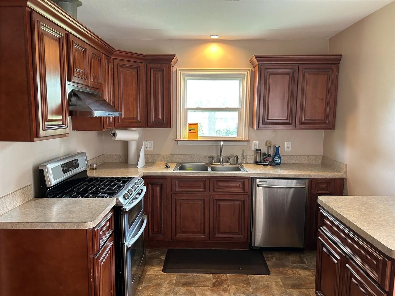 1202 Overhill Dr - Photo 3 of 10