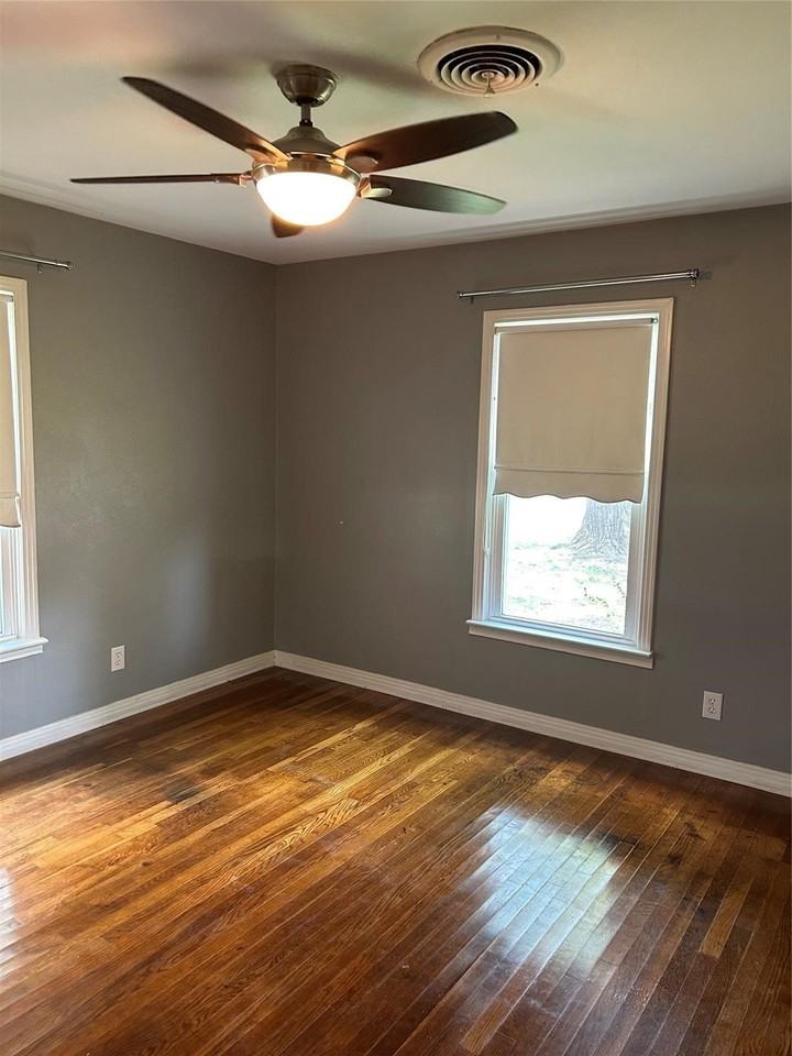 1202 Overhill Dr - Photo 6 of 10