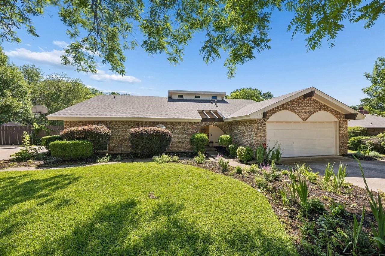 1203 Oakwood Trl - Photo 3 of 27