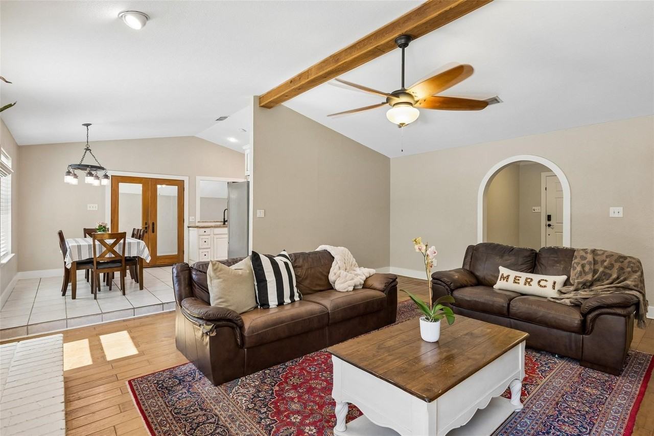 1203 Oakwood Trl - Photo 5 of 27