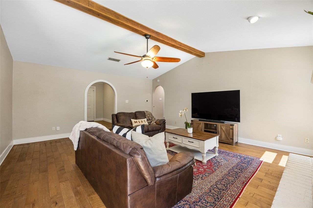 1203 Oakwood Trl - Photo 6 of 27