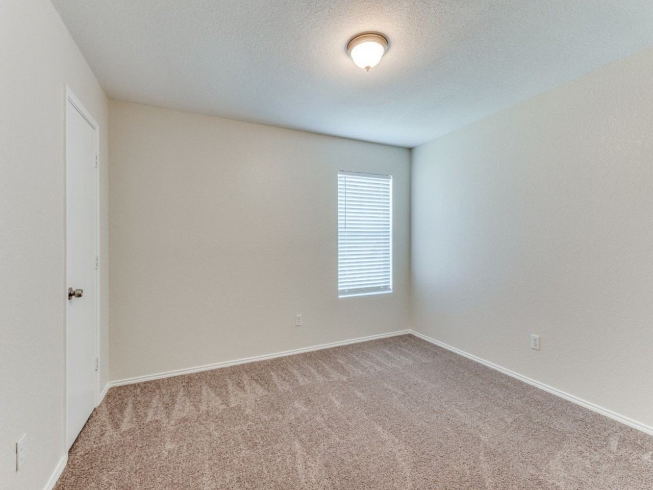 1609 Castle Ridge Rd - Photo 5 of 12