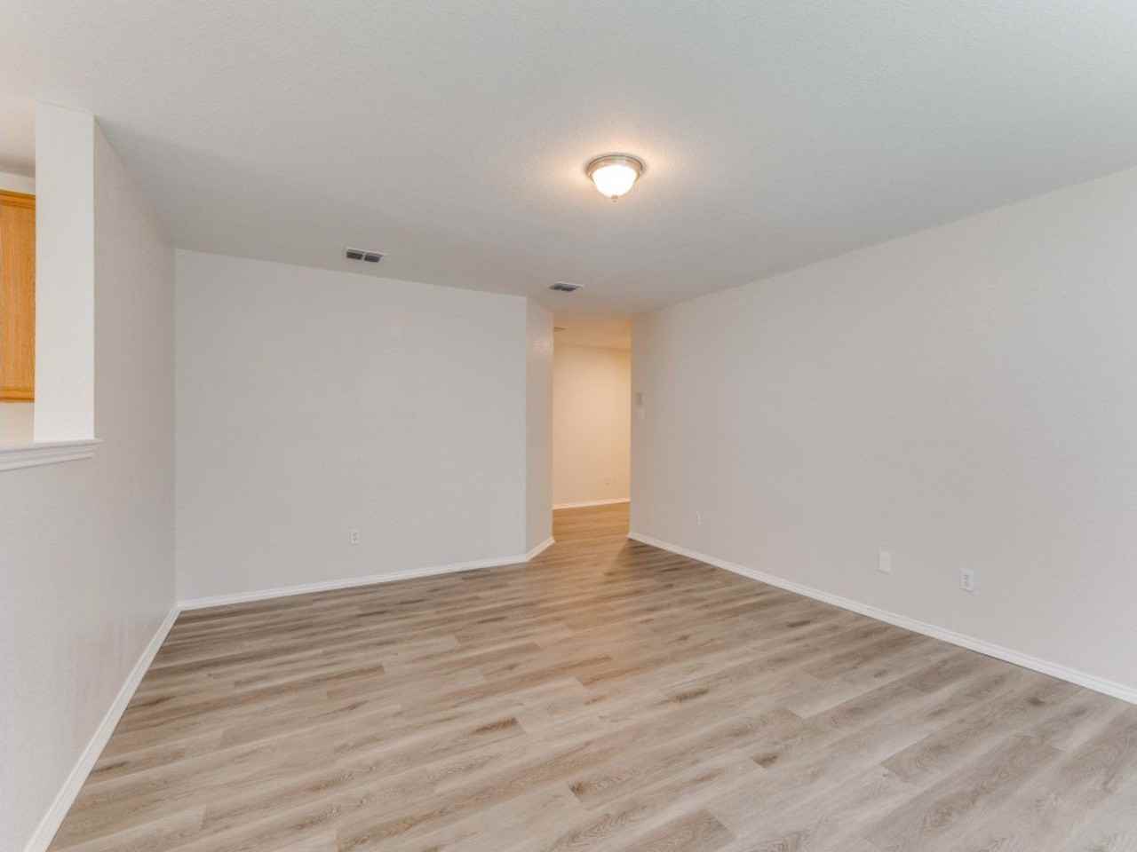 1609 Castle Ridge Rd - Photo 7 of 12