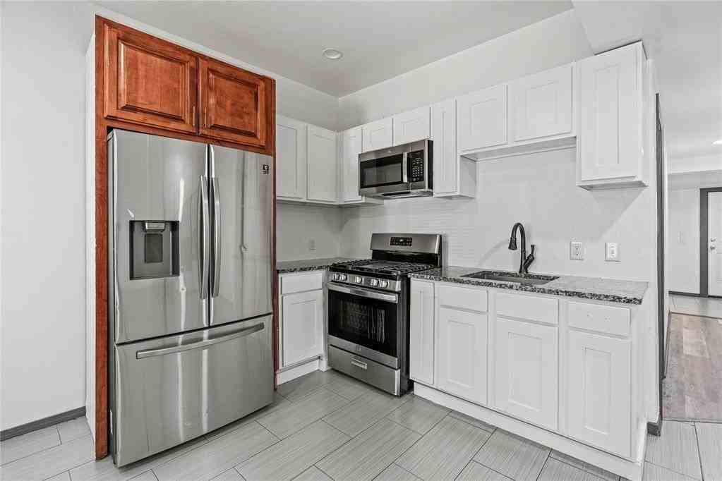 2136 Sw 23rd St - Photo 6 of 20