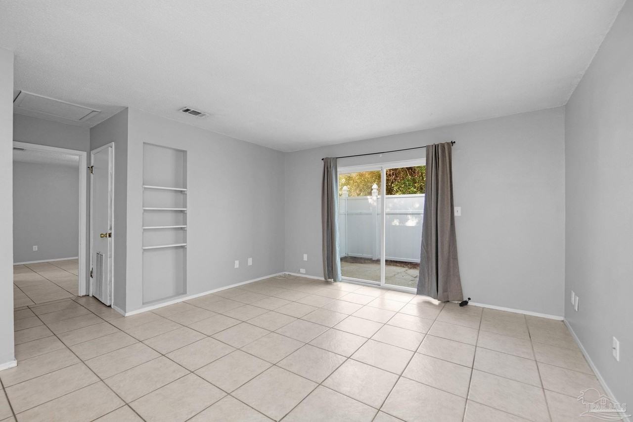 1555 Green Briar Pkwy #4 - Photo 5 of 16